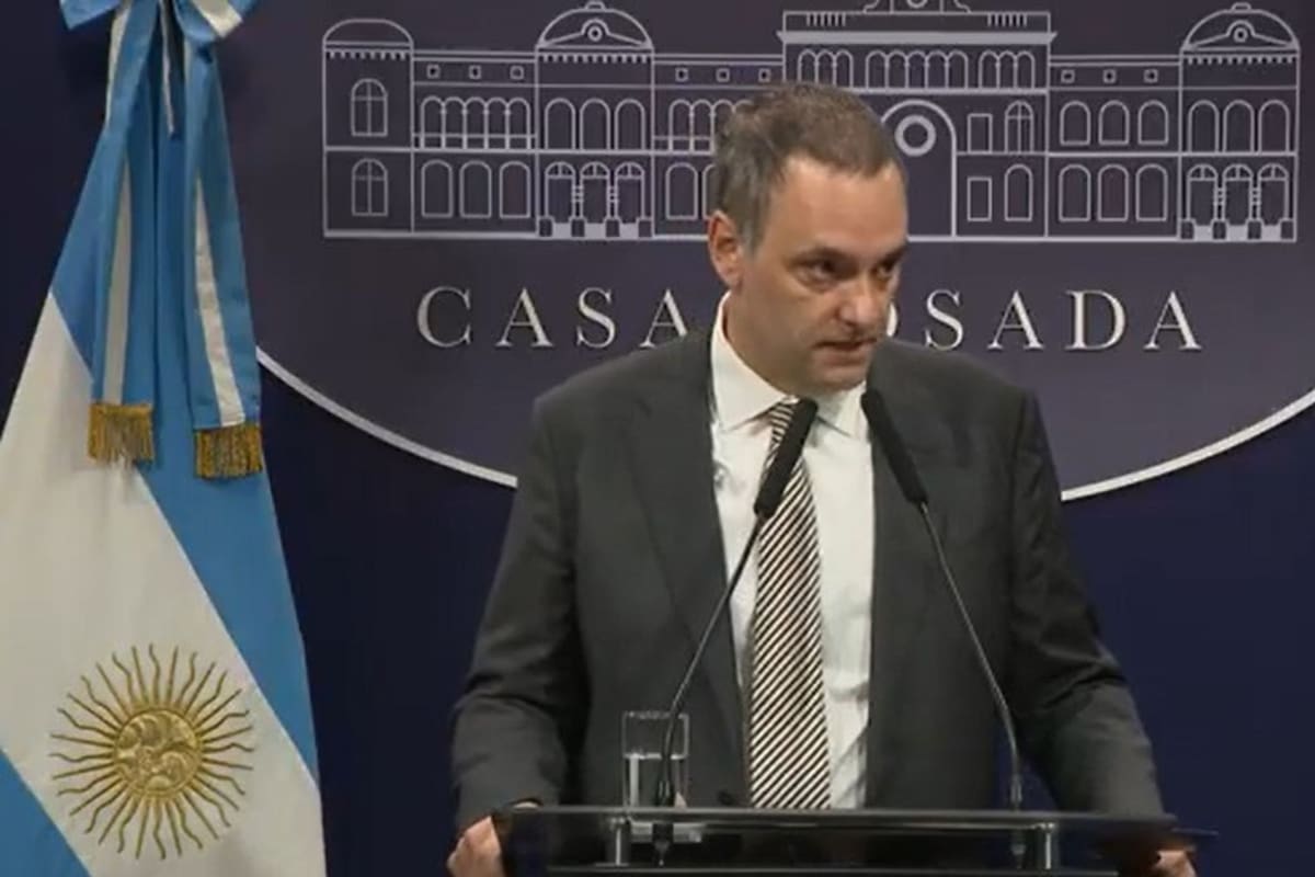 El vocero Manuel Adorni fijó pautas de redacción y estilo