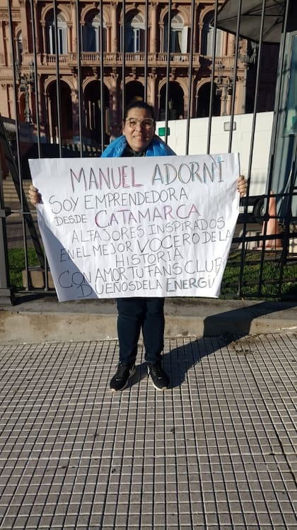 El vocero Manuel Adorni tiene su fan club
