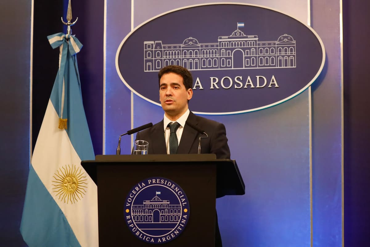 El vocero presidencial Adrián Ravier en conferencia de prensa