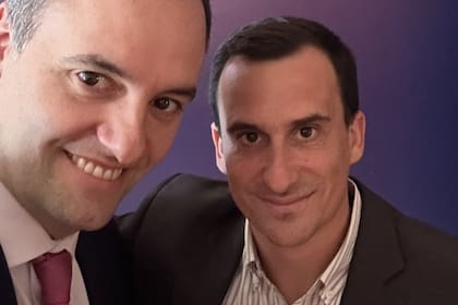 El vocero presidencial Manuel Adorni junto al subsecretario de prensa, Javier Lanari