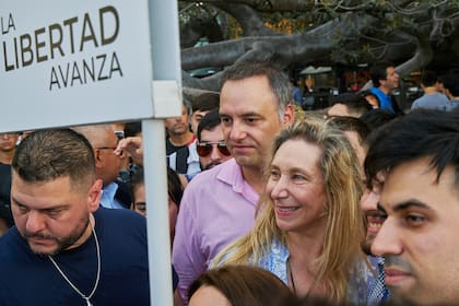 El vocero presidencial Manuel Adorni, que suena como uno de los candidatos de La Libertad Avanza en la Ciudad Autónoma de Bueno Aires, en un acto de afiliación junto a Karina Milei, que define los candidatos del espacio libertario para los comicios porteños