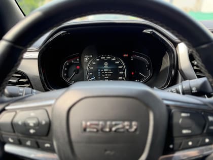 El volante cuenta con botones físicos que permiten activar y controlar funciones como el control de velocidad crucero