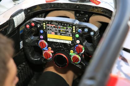 El volante de los autos de la Fórmula E está repleto de comandos y alertas sonoras