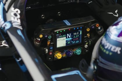 El volante de un Fórmula 1 tiene tantas funciones que puede resultar complejo para cualquier persona, pero no para Lewis Hamilton; el campeón del mundo accionó un botón que no debía y perdió la posibilidad de ganar en el Gran Premio de Azerbaiyán