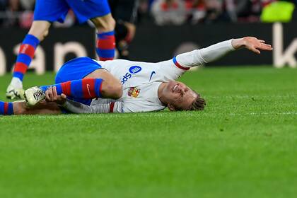 El volante del Barcelona Frenkie de Jong tras sufrir una lesión en el partido contra el Athletic Bilbao en la Liga de Campeones, el domingo 3 de marzo de 2024. (AP Foto/Alvaro Barrientos)