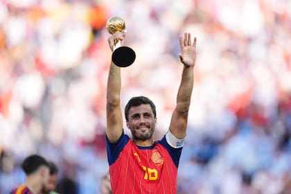 El volante español Rodri Hernández alza el trofeo como mejor jugador del Mundial tras la victoria 1-0 ante Argentina en la final, el domingo 19 de julio de 2026, en Nueva Jersey