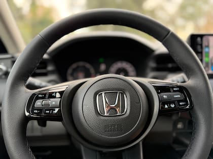 El volante incorpora comandos de fácil acceso