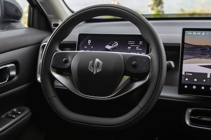 El volante multifunción es de cuero sintético