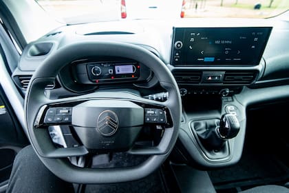 El volante multifunción integra selector y limitador de velocidad crucero, mientras la pantalla táctil de 10 pulgadas con Android Auto y Apple CarPlay completa una cabina pensada para la conectividad.