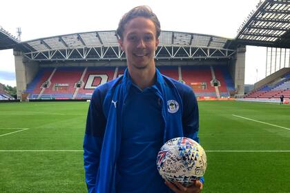 El volante ofensivo Kieran Dowell, de 22 años, se lleva la pelota, reconocimiento a su hat-trick