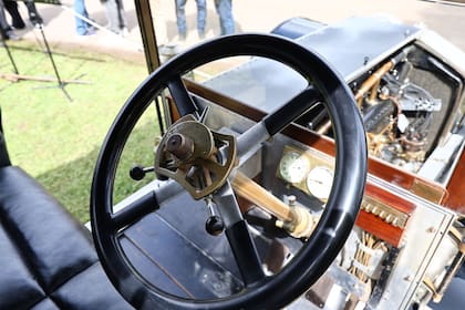 El volante original del Silver Ghost. La primera venta oficial de este modelo de Rolls-Royce fue en 1907