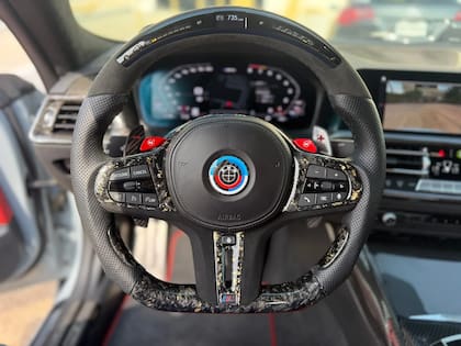 El volante también fue reemplazado por uno fabricado con fibra de carbono (Bring a trailer)