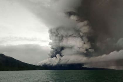 El volcán Anak Krakatoa en erupción el 27 de diciembre de 2018