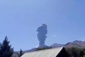 Un volcán ubicado cerca de la frontera de Neuquén tuvo explosiones de ceniza y pulsos de material