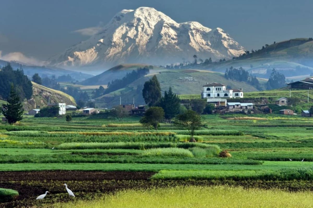 El volcán Chimborazo se ubica en Ecuador y su cima es el punto que se encuentra más cerca del Sol del planeta Tierra