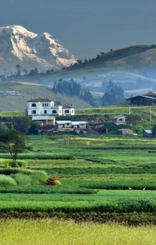 El volcán Chimborazo se ubica en Ecuador y su cima es el punto que se encuentra más cerca del Sol del planeta Tierra