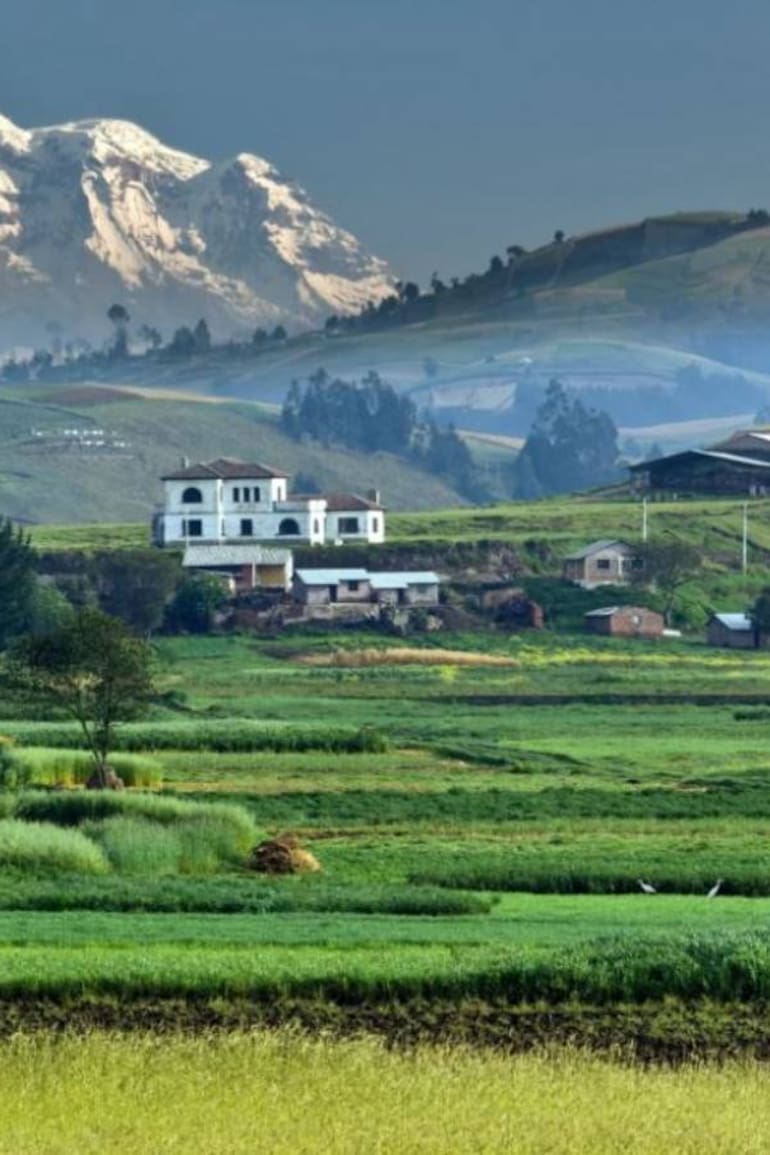 El volcán Chimborazo se ubica en Ecuador y su cima es el punto que se encuentra más cerca del Sol del planeta Tierra