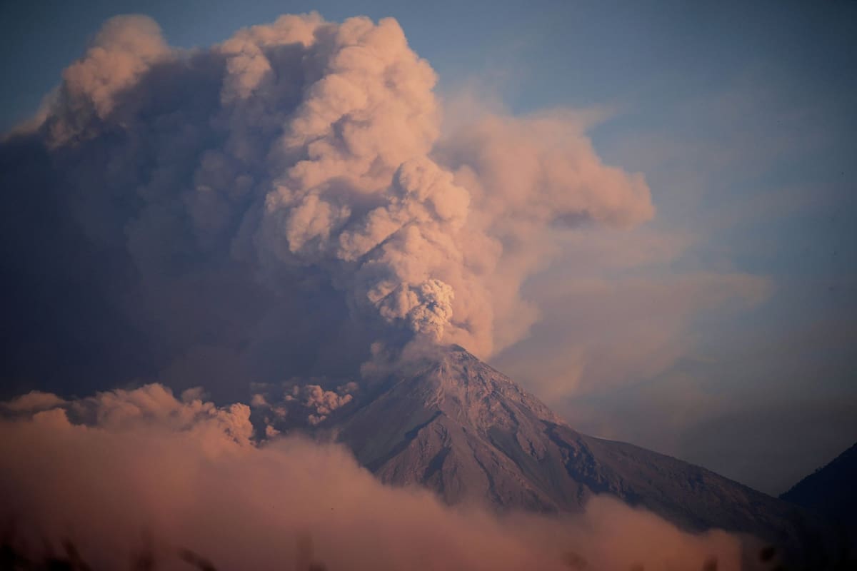 El volcán de Fuego se encuentra en una "fase explosiva crítica" y han evacuado a más de 2000 personas en Guatemala