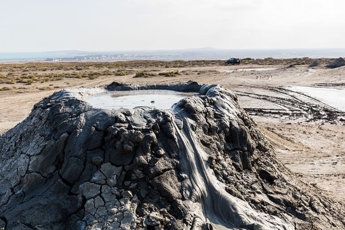 El volcán de lodo se forma cuando una combinación de lodo, fluidos y gases entra en erupción en la superficie de la Tierra