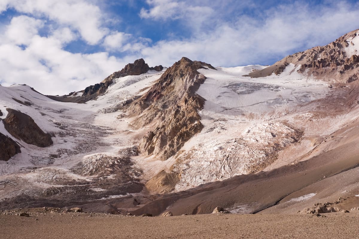 El volcán Domuyo se creía extinguido, pero desde 2014 está creciendo a un promedio de 11 centímetros por año, según estudios realizados a partir de información satelital. Los datos alertan sobre el riesgo de una posible erupción, que podría afectar en forma directa a varias ciudades del norte de la