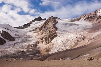 El volcán Domuyo se creía extinguido, pero desde 2014 está creciendo a un promedio de 11 centímetros por año, según estudios realizados a partir de información satelital. Los datos alertan sobre el riesgo de una posible erupción, que podría afectar en forma directa a varias ciudades del norte de la