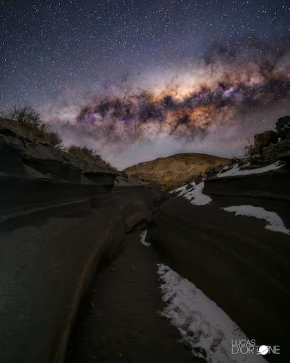El volcán está ubicado dentro de un campo de propiedad privada; por sugerencia de una geóloga, los dueños permiten recorridos públicos