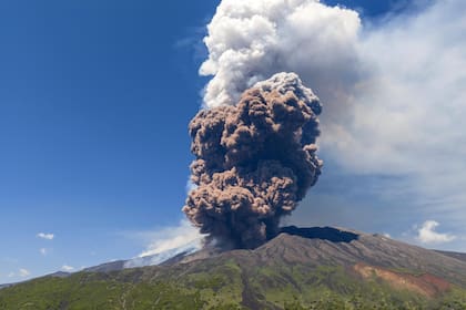 El volcán Etna, en Italia, el lunes 2 de junio de 2025 entró en erupción