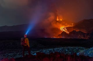 Actividad de volcán obliga a cerrar aeropuerto en Italia