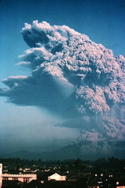 El volcán Galunggung, en la isla de Java, expulsó la nube de ceniza que atravesó el vuelo BA 009