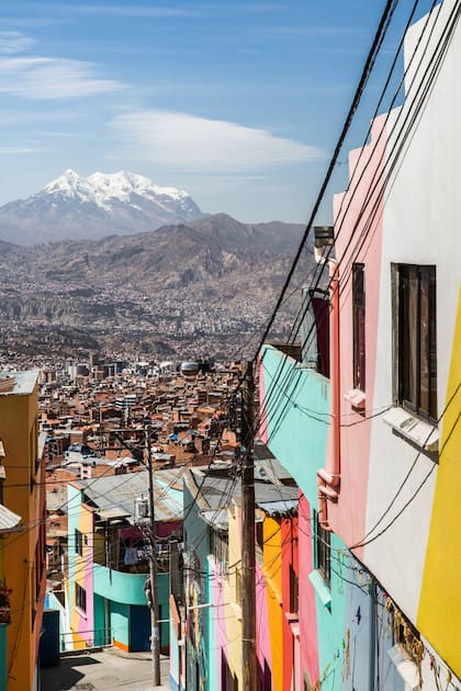 El volcán Illimani es parte del paisaje en Chualluma.