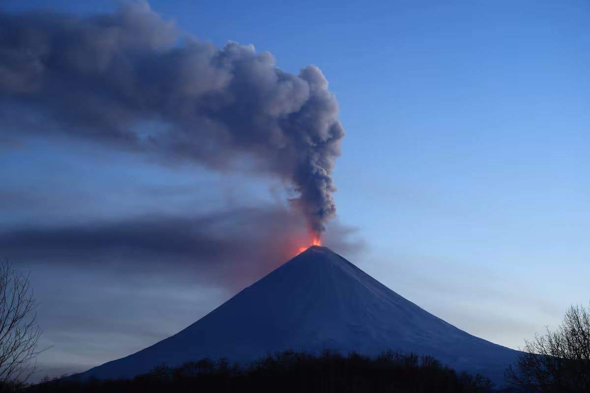 El volcán Kliuchevskoy, en la península de Kamchatka del Lejano Oriente ruso, entra en erupción tras los terremotos que azotaron la región