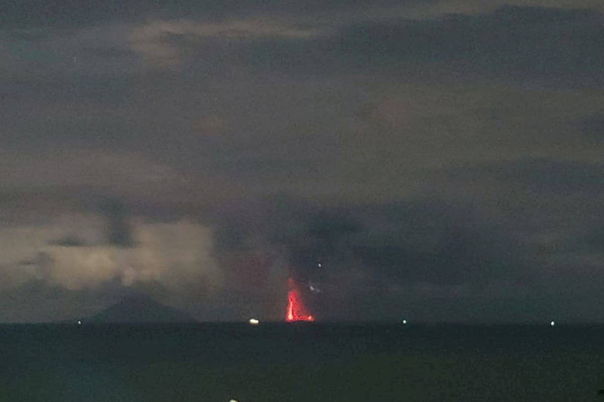 El volcán Krakatoa entra en erupcion POLITICA ASIA INDONESIA INTERNACIONAL BNPB INDONESIA
