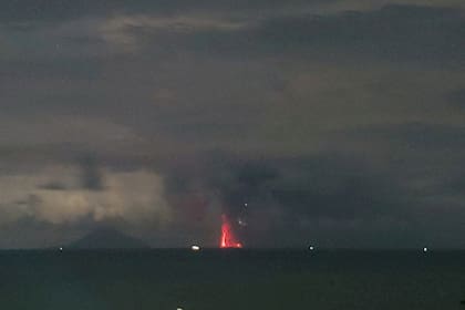 El volcán Krakatoa entra en erupción