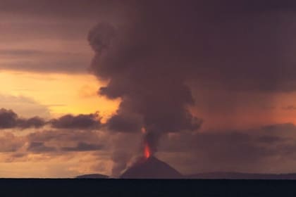 El volcán Krakatoa entró en actividad explosiva durante el sábado, como pudo captar Oystein Lund Andersen