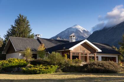 El volcán Lanín, detrás de la hostería.