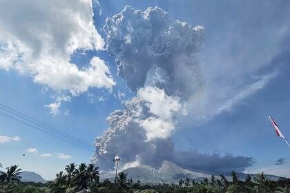 El volcán Lewotobi Laki Laki en Indonesia entra en erupción y expulsa una gran nube de ceniza