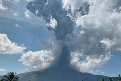 El volcán Lewotobi Laki Laki en Indonesia hace una nueva erupción de ceniza caliente