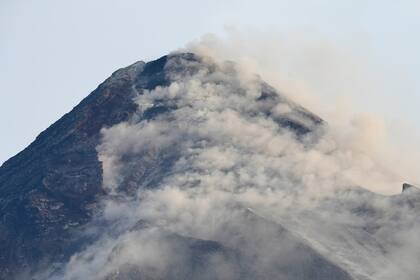 El volcán Mayon arroja vapor, visto desde la localidad de Daraga, en la provincia de Albay, en el noreste de Filipinas, el 13 de junio de 2023. (AP Foto/Aaron Favila)