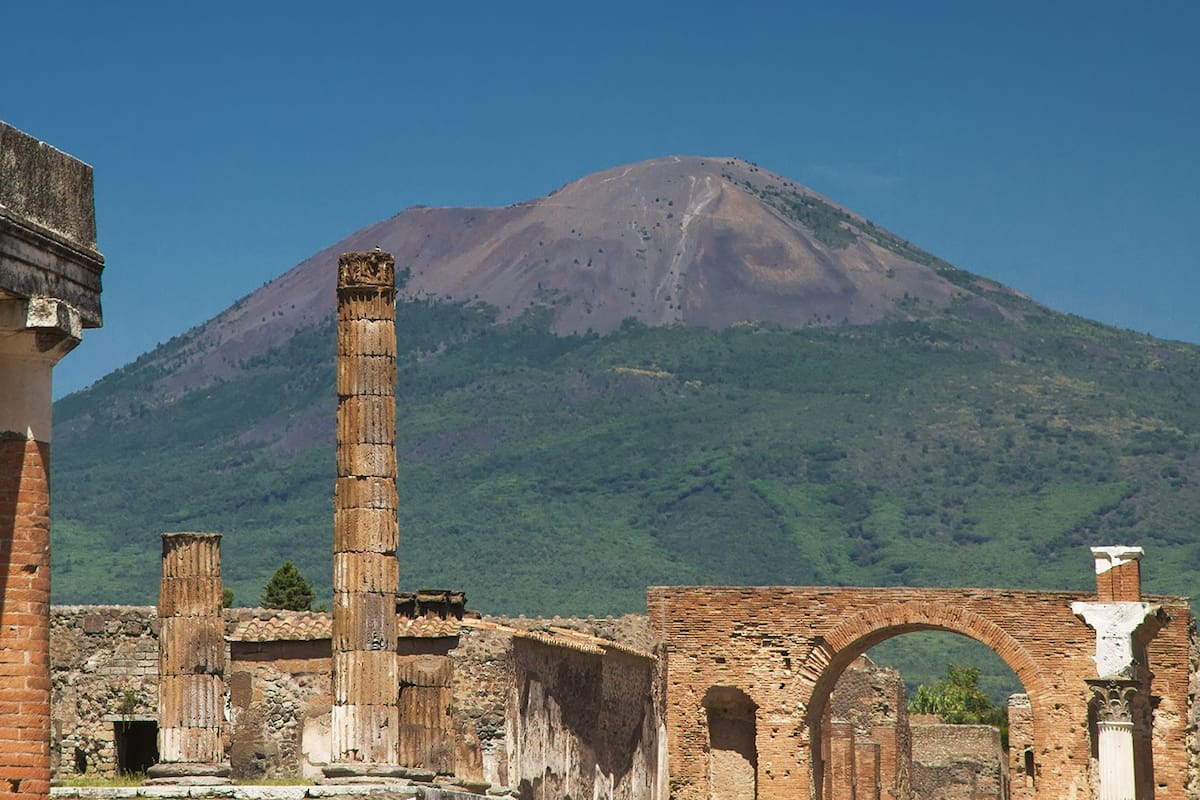 El volcán Monte Vesubio erupcionó en el 79 d.C. y dejó a Pompeya y a Herculano tapadas por las cenizas