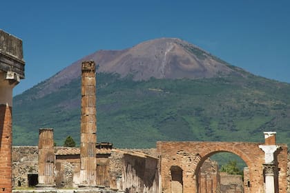 El volcán Monte Vesubio erupcionó en el 79 d.C. y dejó a Pompeya y a Herculano tapadas por las cenizas