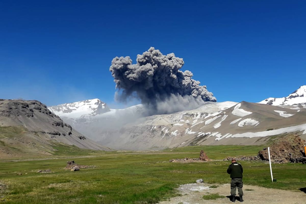 El volcán Peteroa entró en actividad