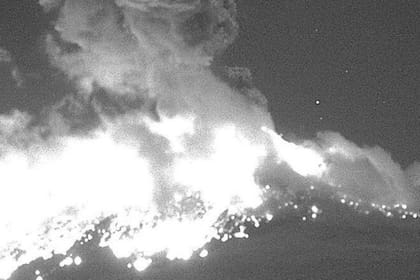 El volcán Popocatépetl de México registró una impresionante explosión en la noche del lunes