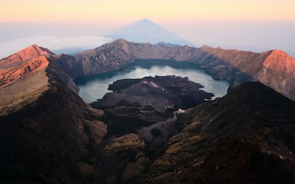 El volcán Rinjani, donde la joven turista brasileña cayó a unos 500 metros de profundidad