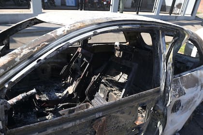 El Volkswagen Gol abandonado y prendido fuego en un descampado ubicado en calle Provincia de Misiones y las vías del ferrocarril, dentro del cual había dos cuerpos carbonizados