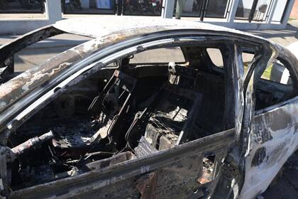 El Volkswagen Gol abandonado y prendido fuego en un descampado ubicado en calle Provincia de Misiones y las vías del ferrocarril, dentro del cual había dos cuerpos carbonizados