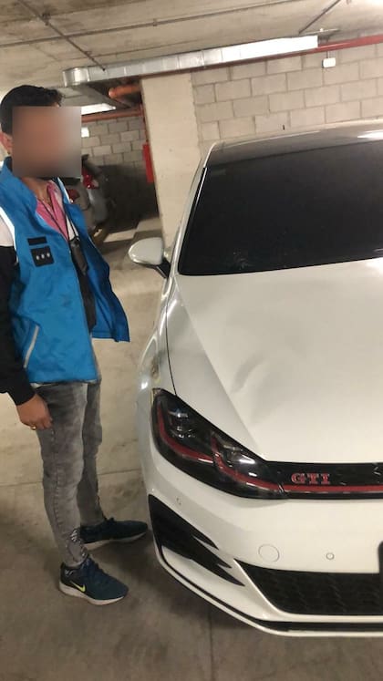 El Volkswagen Golf GTi blanco con el que un joven y su padre arrollaron a un niño y a su madre, provocando la muerte del menor y heridas graves en la mujer, que está internada