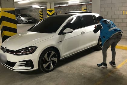 El Volkswagen Golf GTi blanco en el garaje de Ciudadela donde su dueño y el hijo lo dejaron después de arrollar y matar a un niño y causar graves heridas a su madre