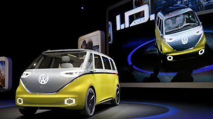 El Volkwagen ID Buzz, una combi eléctrica con un diseño que trae a la memoria a la vieja Transporter, atrajo las miradas del Salón de Detroit