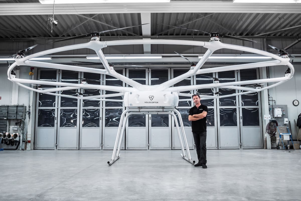 El VoloDrone junto a Christoph Hommet, jefe de Ingeniería de Volocopter