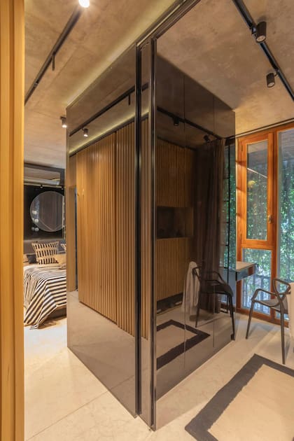 El volumen mantiene los materiales y las texturas del resto de la casa, con revestimiento en madera laqueada brillante y vidrio coverglass.